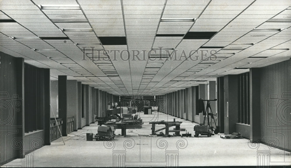 1972 Press Photo Loading ramp hallway at Birmingham Municipal airport - Historic Images