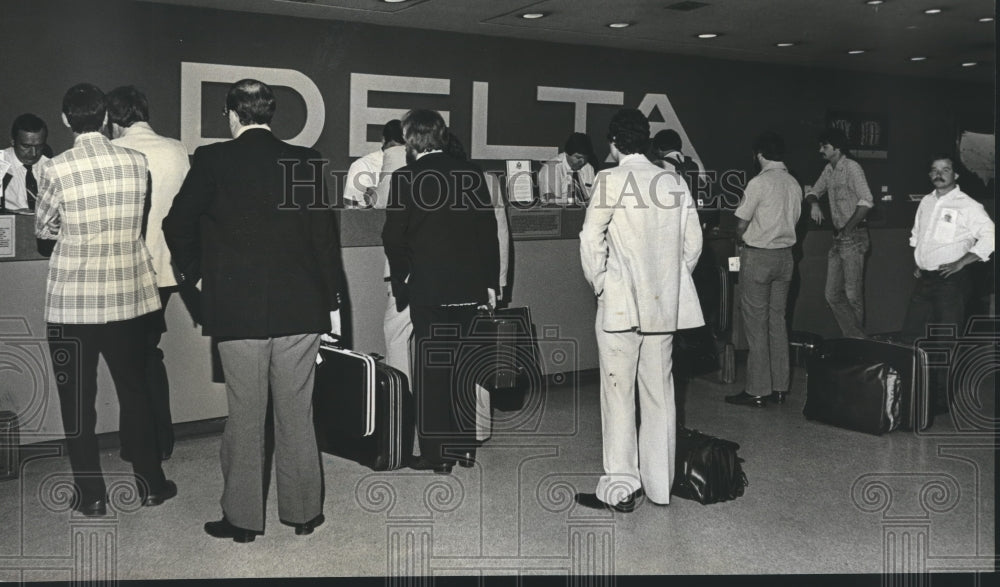 1980 Press Photo Birmingham, Alabama Airports: Municipal, Customers in Line - Historic Images