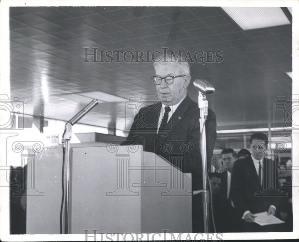 1962 Press Photo Man at New Municipal Airport in Birmingham, Alabama - abna25512 - Historic Images