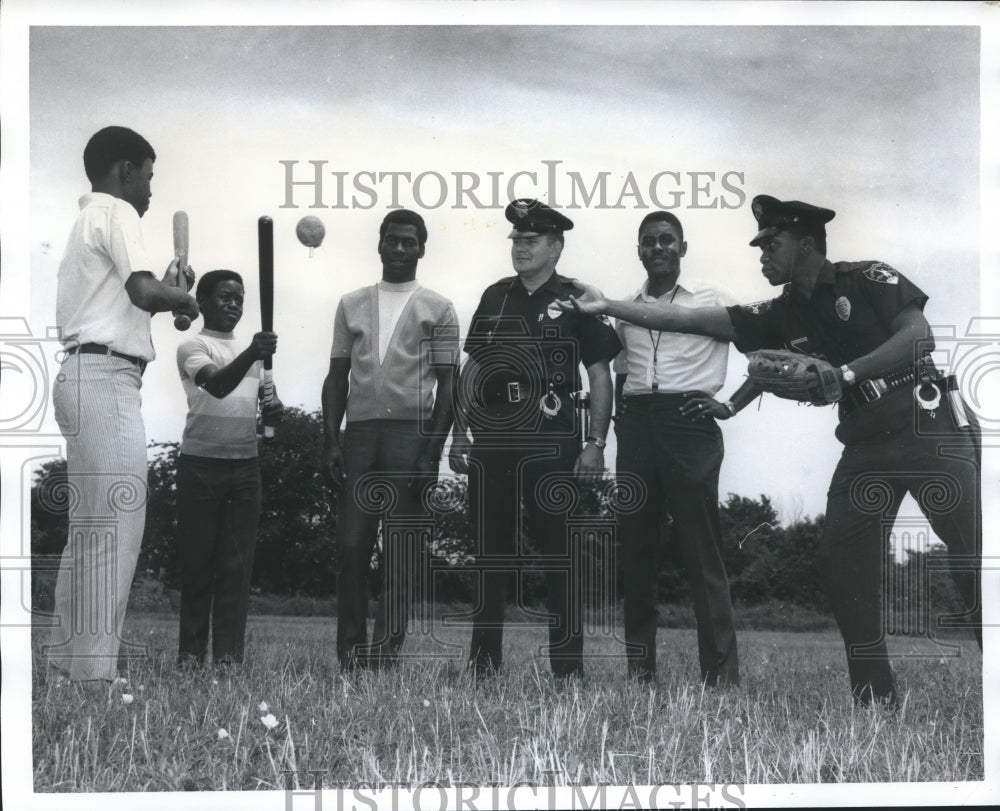 1971 Press Photo Birmingham Police Officers Play Baseball with Kids - abna25514 - Historic Images