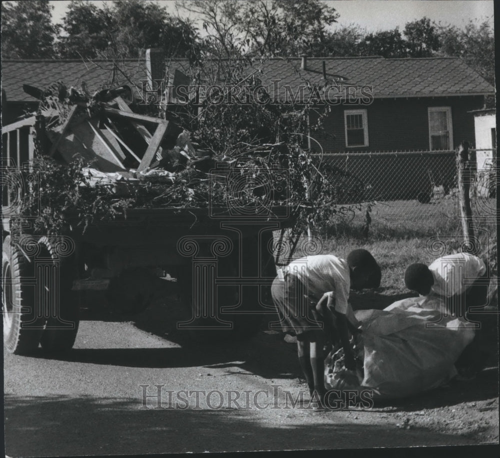 1971 Press Photo Birmingham, Alabama Truck Cleans Up Trash - abna25525 - Historic Images