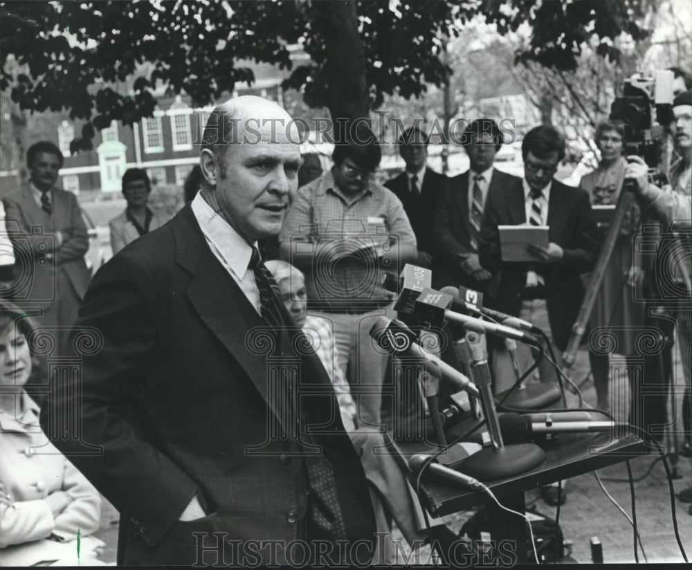 1982 Press Photo University of Alabama- Dr. Tom Bartlett, Dr. Volker, Tuscaloosa - Historic Images