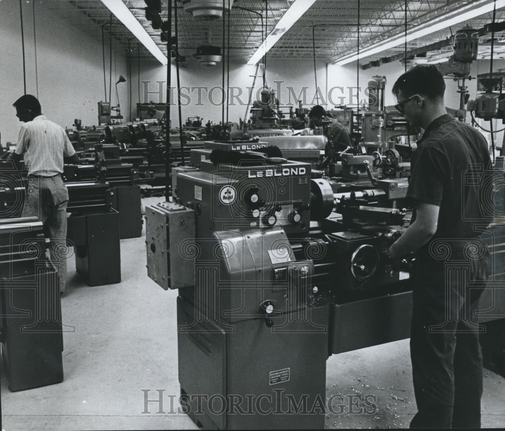 1966 Press Photo Bessemer Technical School - Students in Machine Shop, Alabama - Historic Images