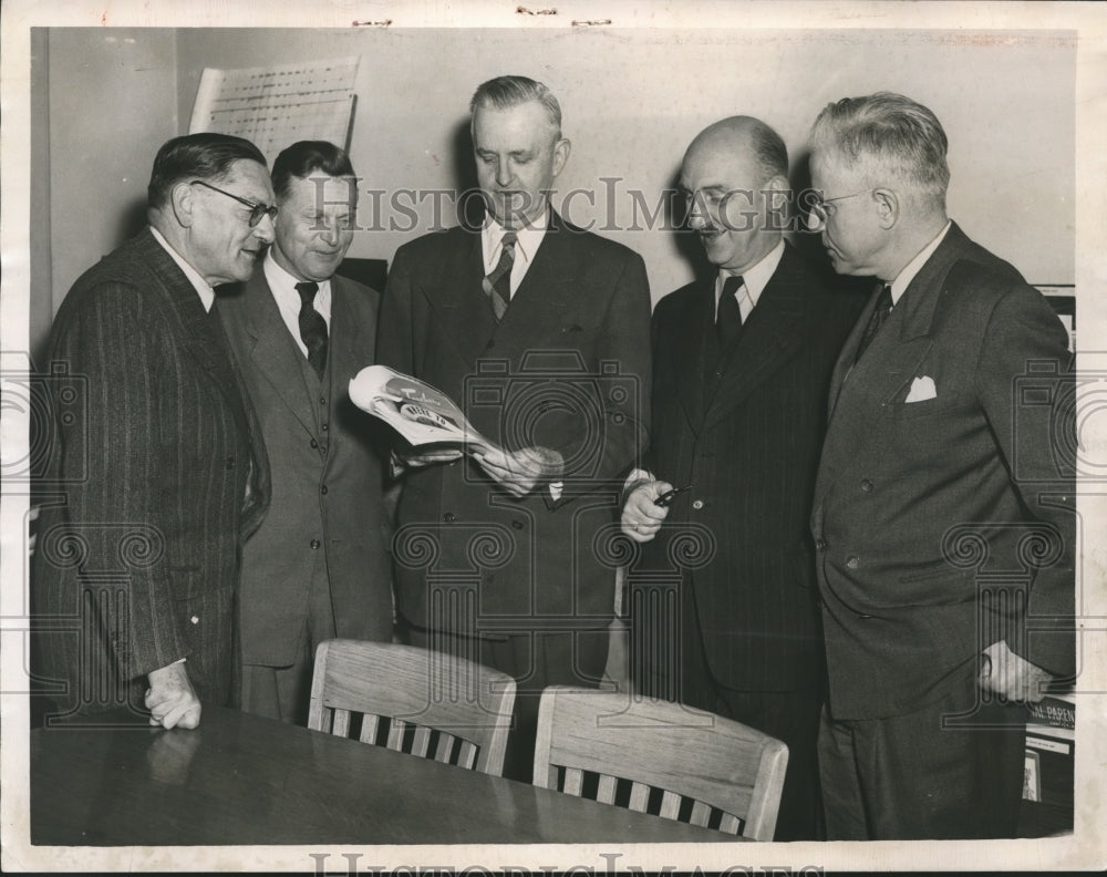 1951 Press Photo Educators talk training differences between Birmingham, Germany - Historic Images