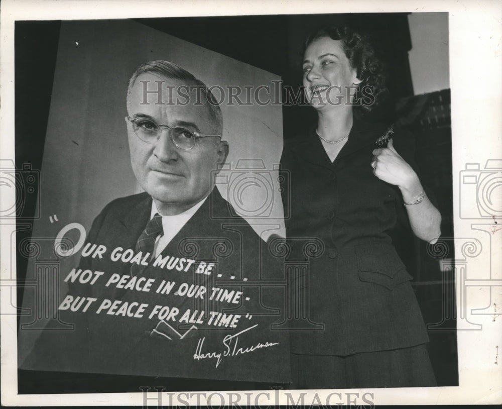 1948, Dorothy Vredenburgh with picture of President Truman - Historic Images