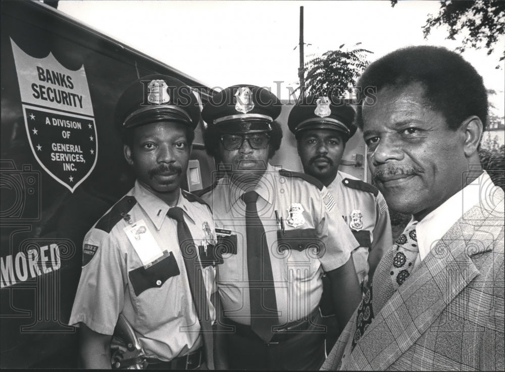 1982, L. Paul Banks, Banks Security, with employees, Alabama - Historic Images
