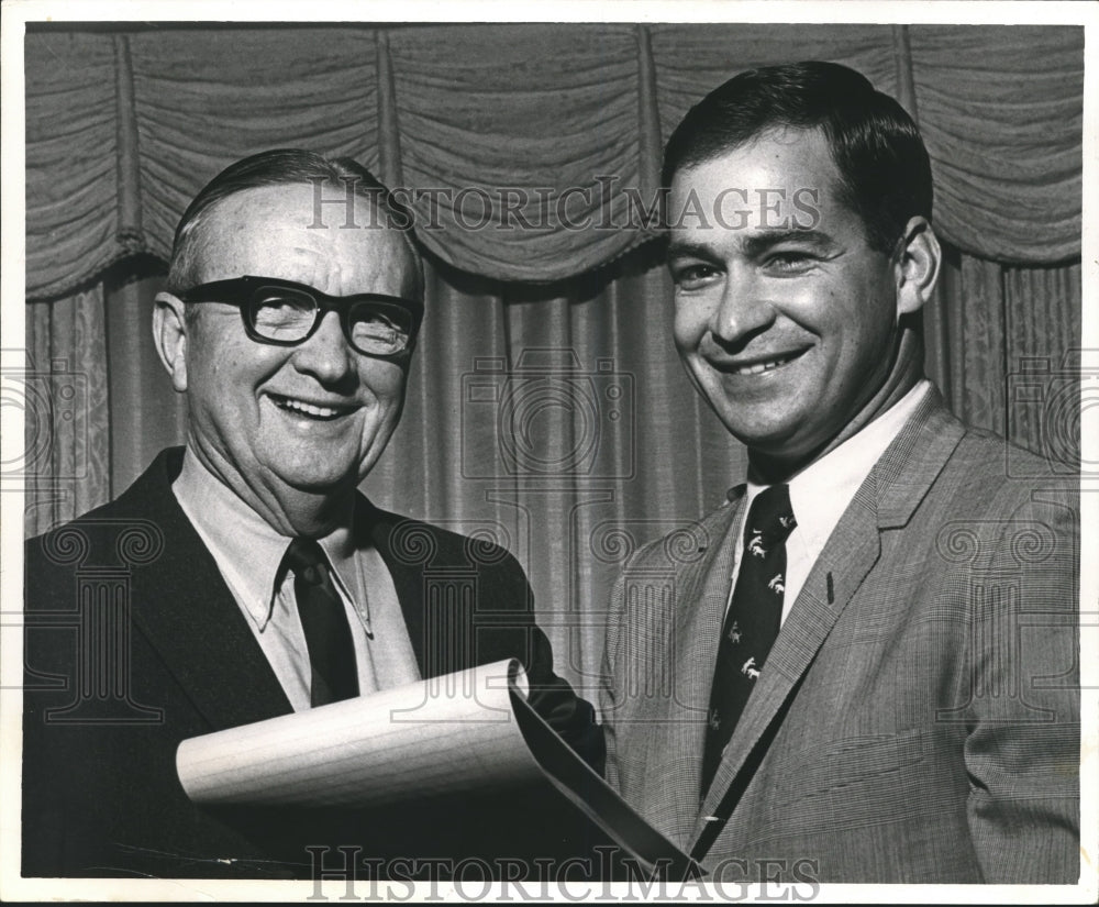 1969 Press Photo Doctor Houston Cole, with unidentified person, Alabama - Historic Images