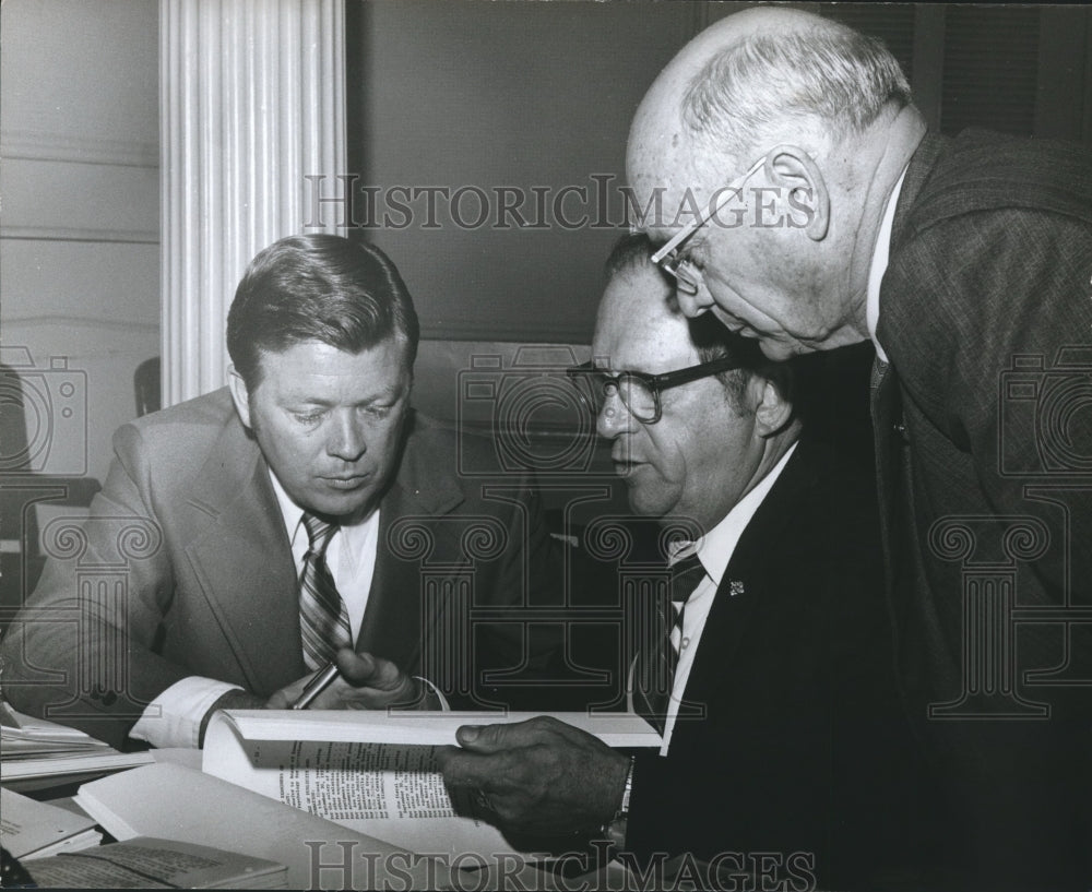 1971 Press Photo Senators Doug Cook and George Bailes work at session - Historic Images
