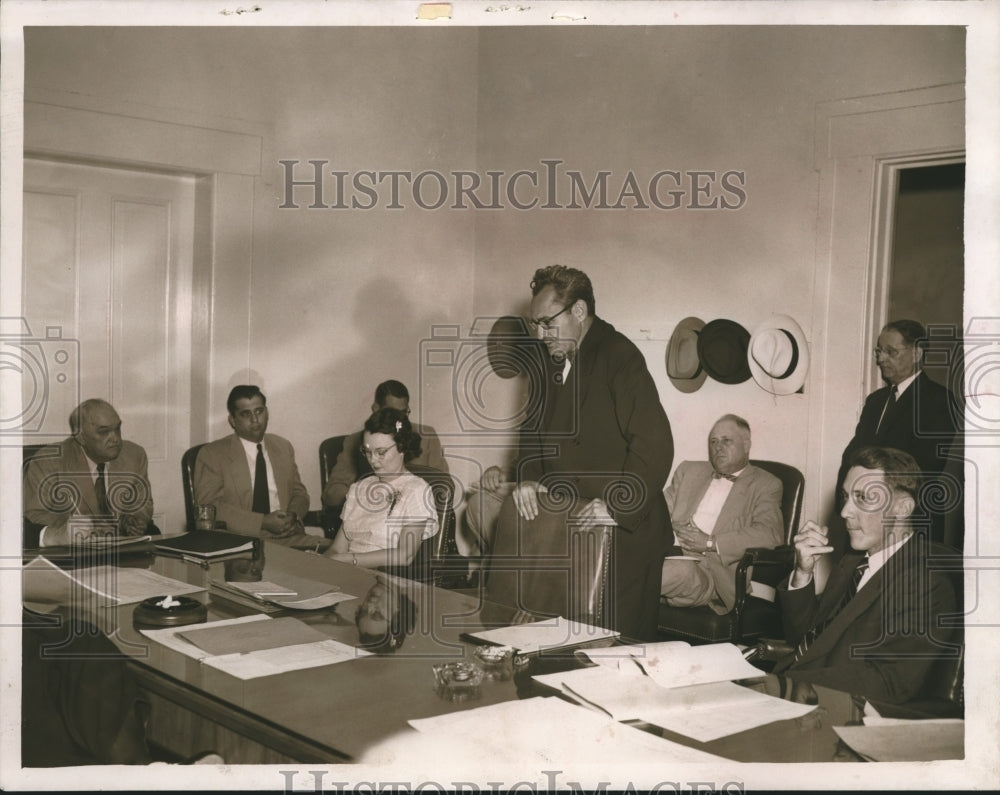 1953 Charles Cooper, Director of Legislative Reference Service meets - Historic Images