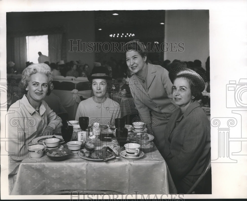 1964 Press Photo Mrs. L. B. Curry and others dine - abna25639 - Historic Images