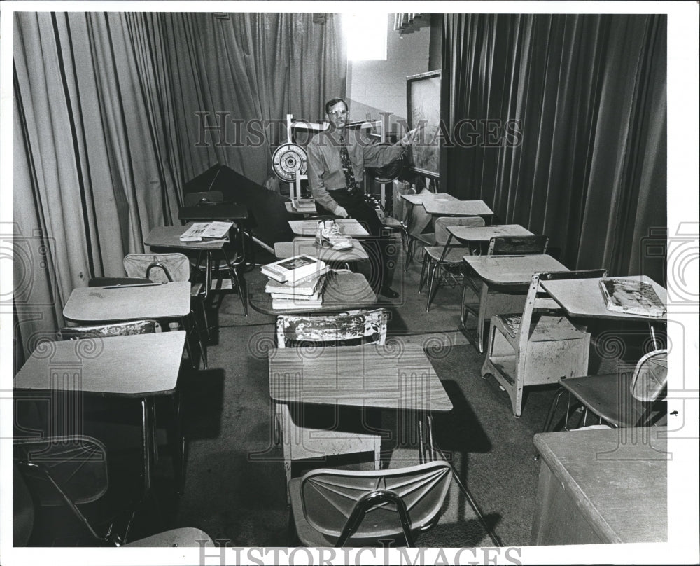 1993, Smith Middle School Prinicpal Mike Curry in suspension room - Historic Images