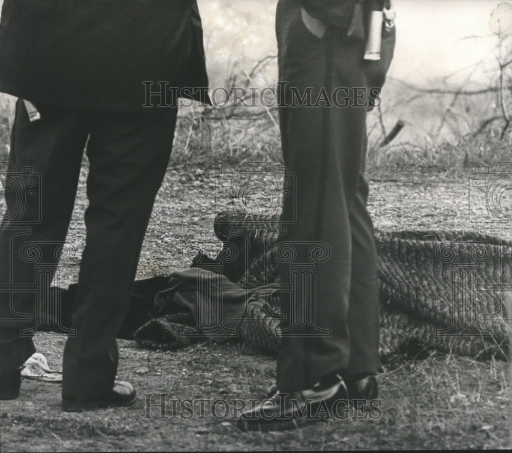 1975 Press Photo Police officers beside body in grass - abna25643 - Historic Images