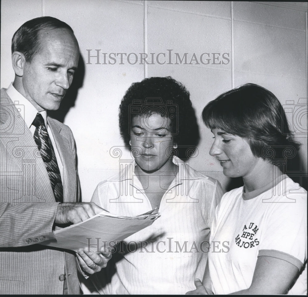 1978 Press Photo Dr. Ken Cooper speaks with joggers - abna25657-Historic Images