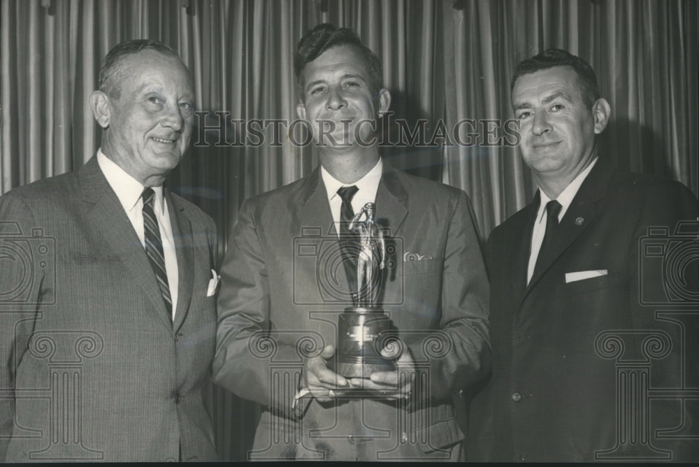 1964 Press Photo Ralph Cooper, operator of Fair Park Shell Station with trophy - Historic Images