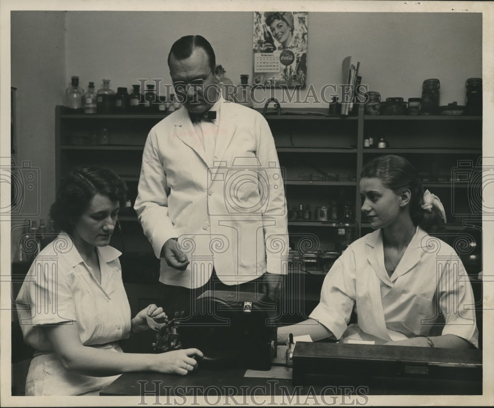 1958 Press Photo Scientist D. H. Copeland and others in lab at API - abna25672 - Historic Images