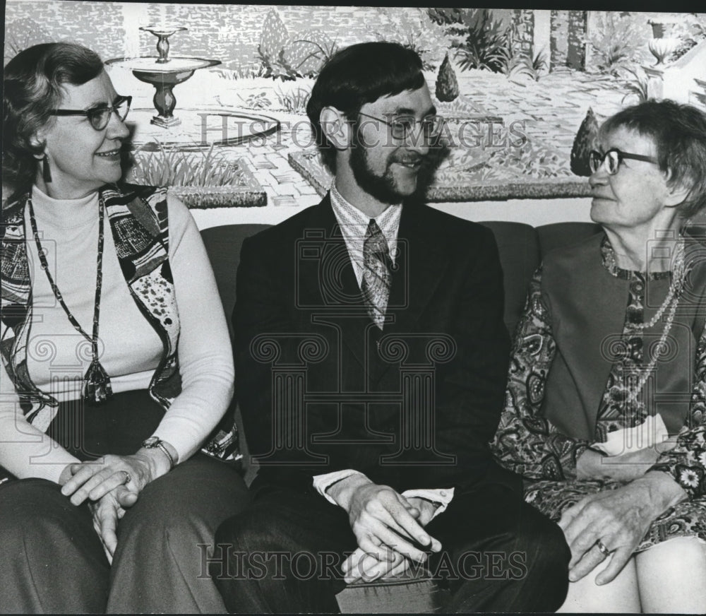 1974 Press Photo Ronald Copes, musician, with mother and grandmother - abna25675 - Historic Images