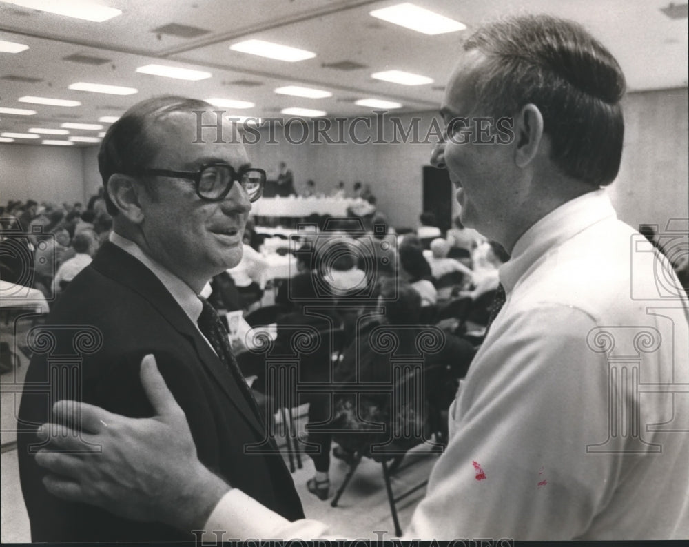 1982 Press Photo David Herring Congratulates Senate Candidate Dale Corley - Historic Images