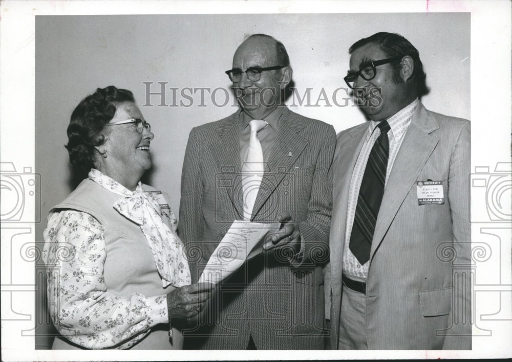 1973 Press Photo Mrs. John W. Colvin, PTA president with others, Alabama - Historic Images