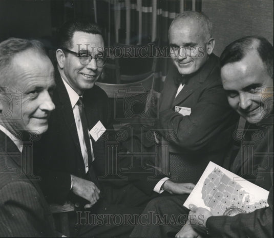 1961 Press Photo Cotton officials meet and tour Avondale Mills at Sylacauga - Historic Images