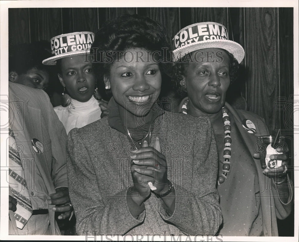 1985 Press Photo Linda Coleman, Center, Shows Joy at Election Results, Alabama - Historic Images