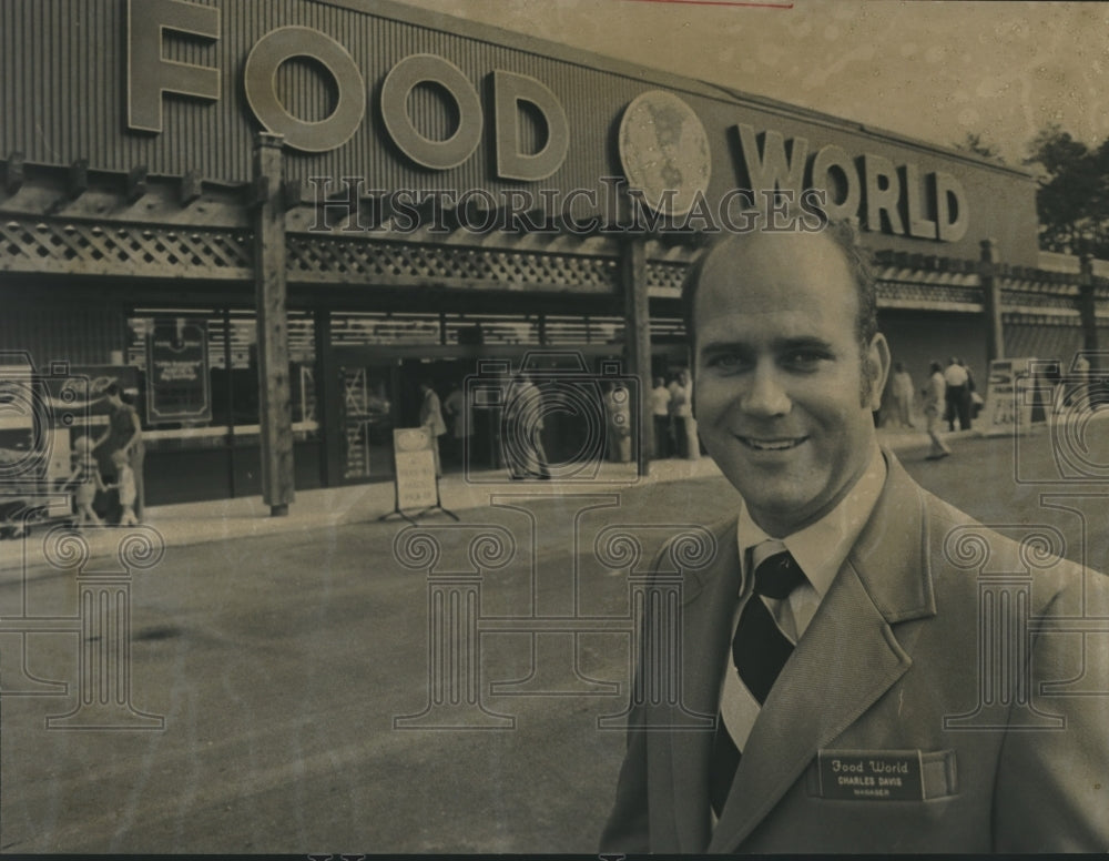 1977, Charles Davis at Food World Discount Supermarket - abna25779 - Historic Images