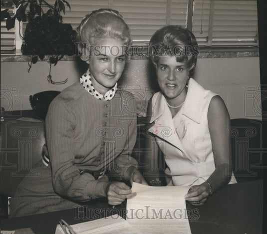 1970 Press Photo Mrs. Virginia Cornelius, Bank Manager, Counsels Dean Poellnitz-Historic Images