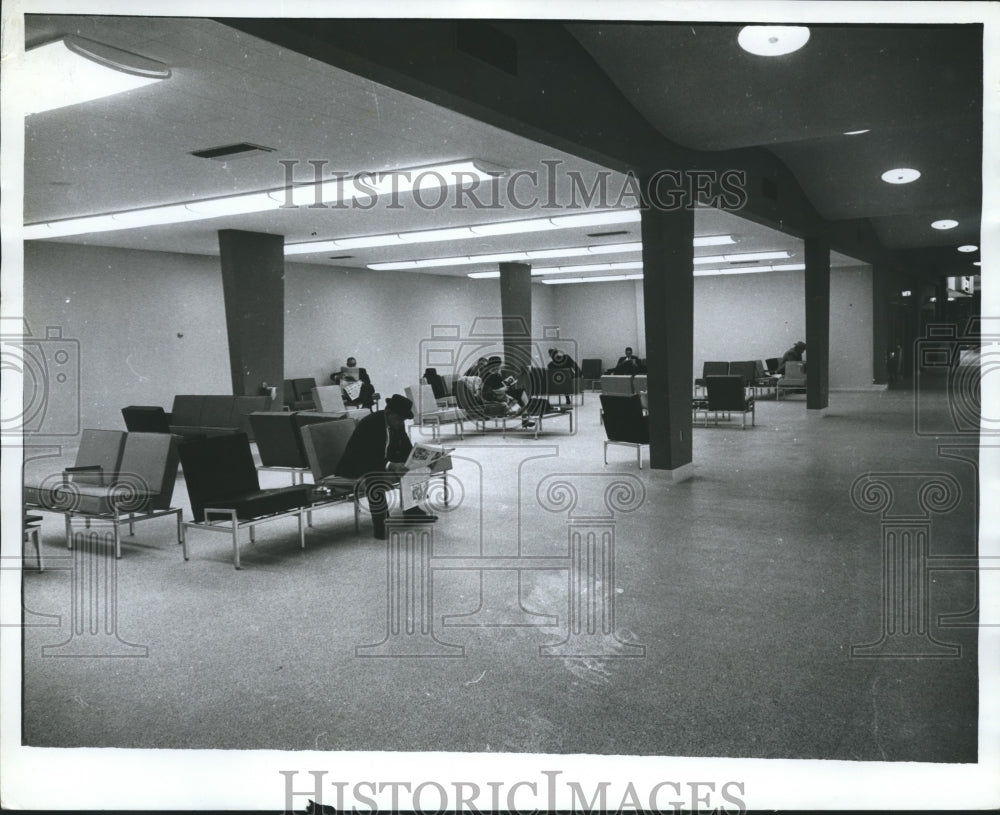1962 Press Photo Travelers While Away Time at Birmingham Municipal Airport - Historic Images