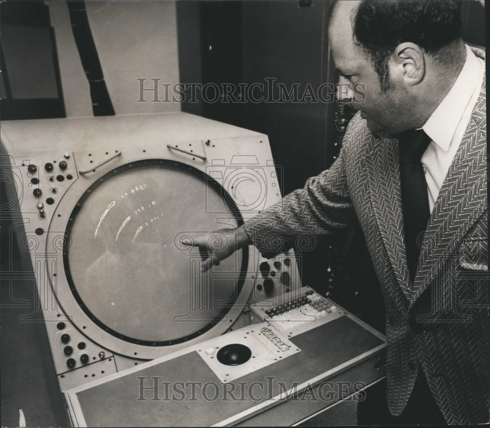 1972 Press Photo FAA Officer Irving Vodovoz Demonstrates New Radar, Alabama - Historic Images