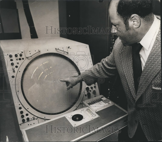 1972 Press Photo FAA Officer Irving Vodovoz Demonstrates New Radar, Alabama - Historic Images