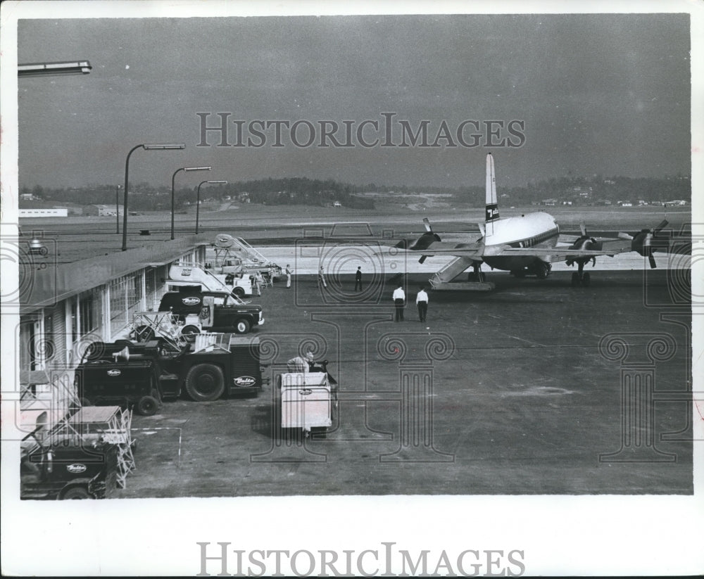 1982, Aircraft leaving gate at Birmingham Municipal airport, Alabama - Historic Images