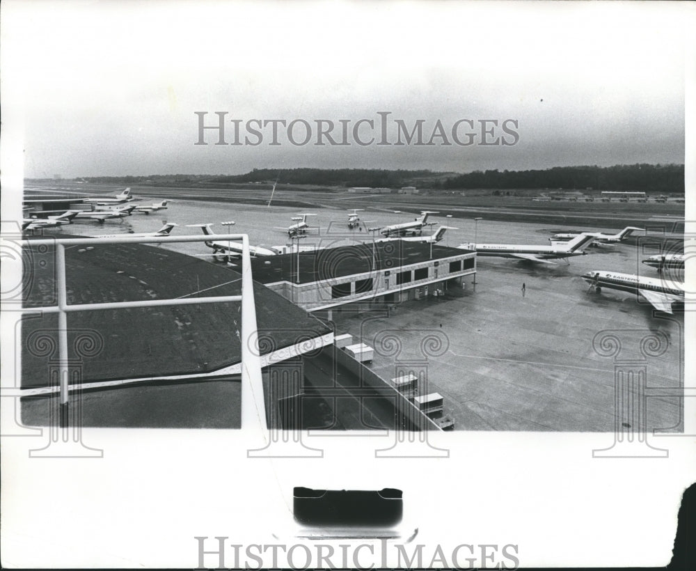 1976 Press Photo Aircraft at Birmingham Municipal Airport, Alabama - abna25863 - Historic Images