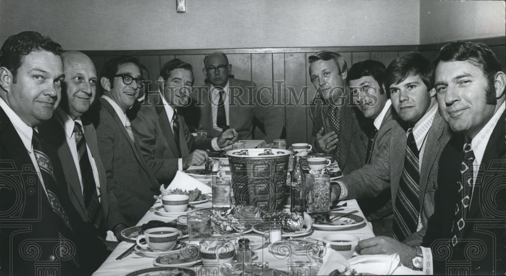 1972 Press Photo Coach Jeff Beard at Birmingham Touchdown Club Night out - Historic Images