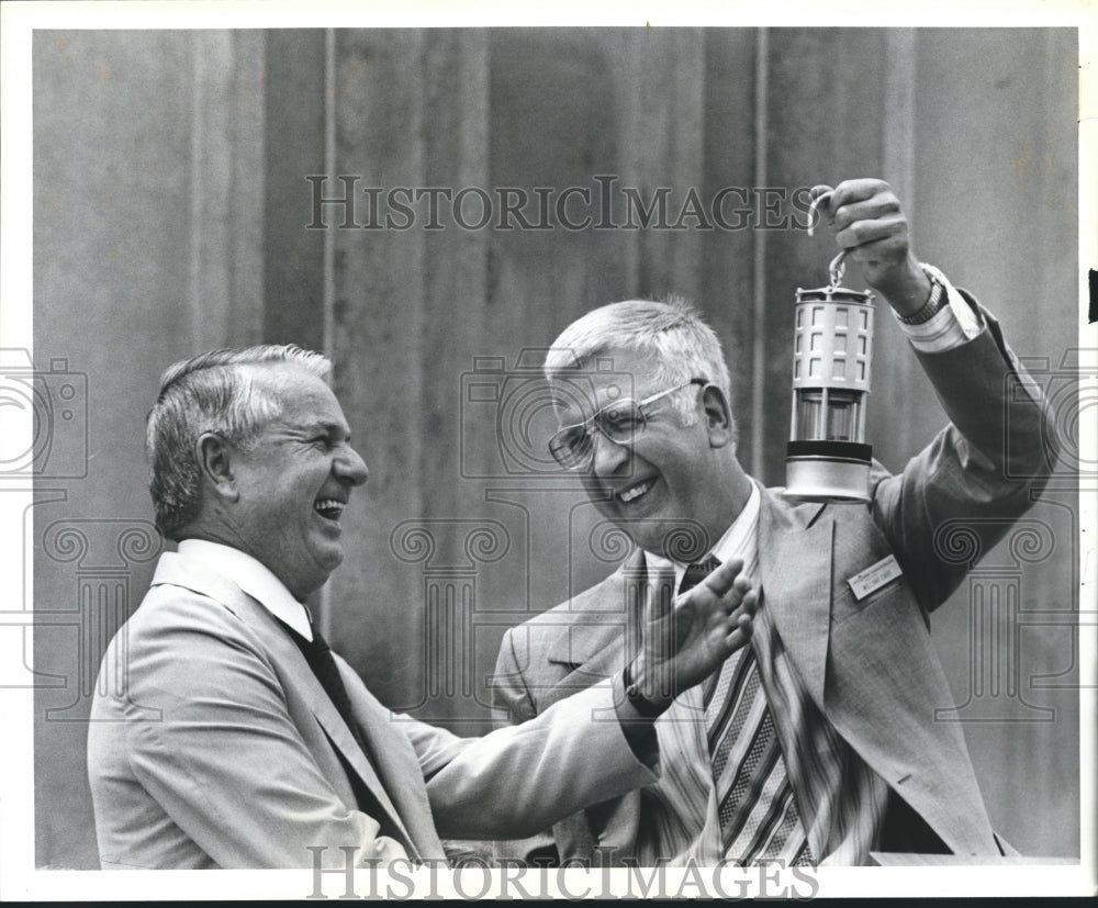 1975 Press Photo Jim Walter of Jim Walter Company with William Carr - abna25916 - Historic Images