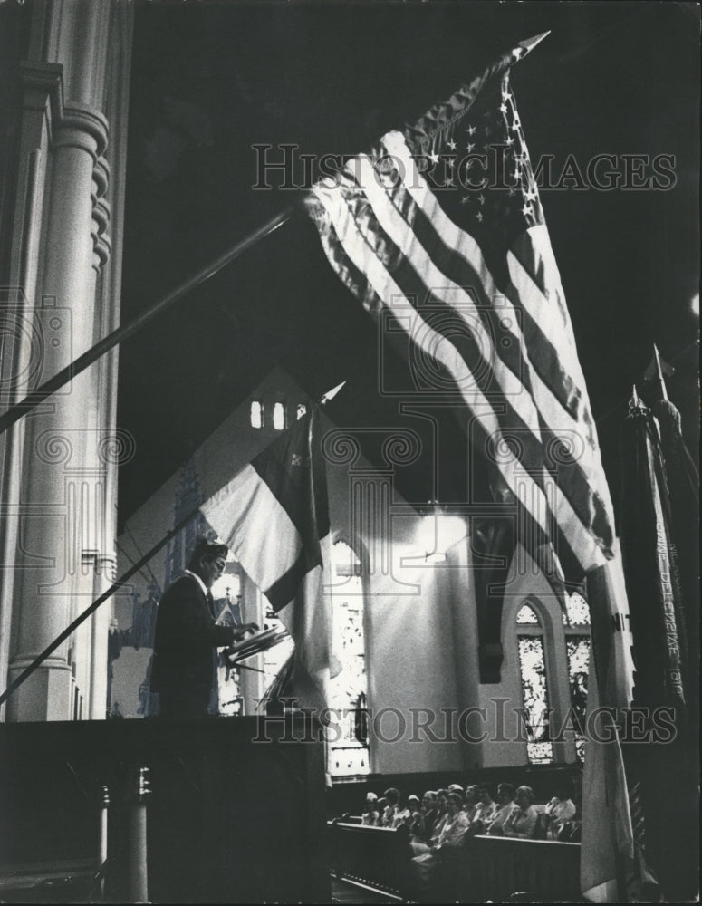 1976 Press Photo Veteran speaks on Veterans Day at the Church of Advent - Historic Images