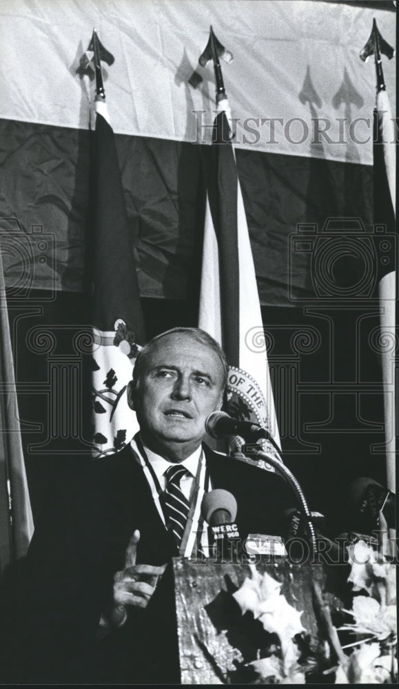 1981 Army Secretary John O. Marsh Jr., at World Peace luncheon - Historic Images