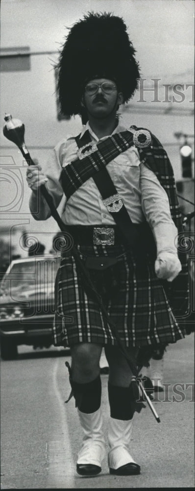 1975 Press Photo Ben Derg Bagpipe Band in Veterans Day Parade - abna25990 - Historic Images