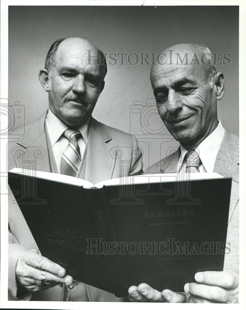 1981 Press Photo Clergyman Dr. Conrad Willmon and Salem Shunnarah reads book - Historic Images