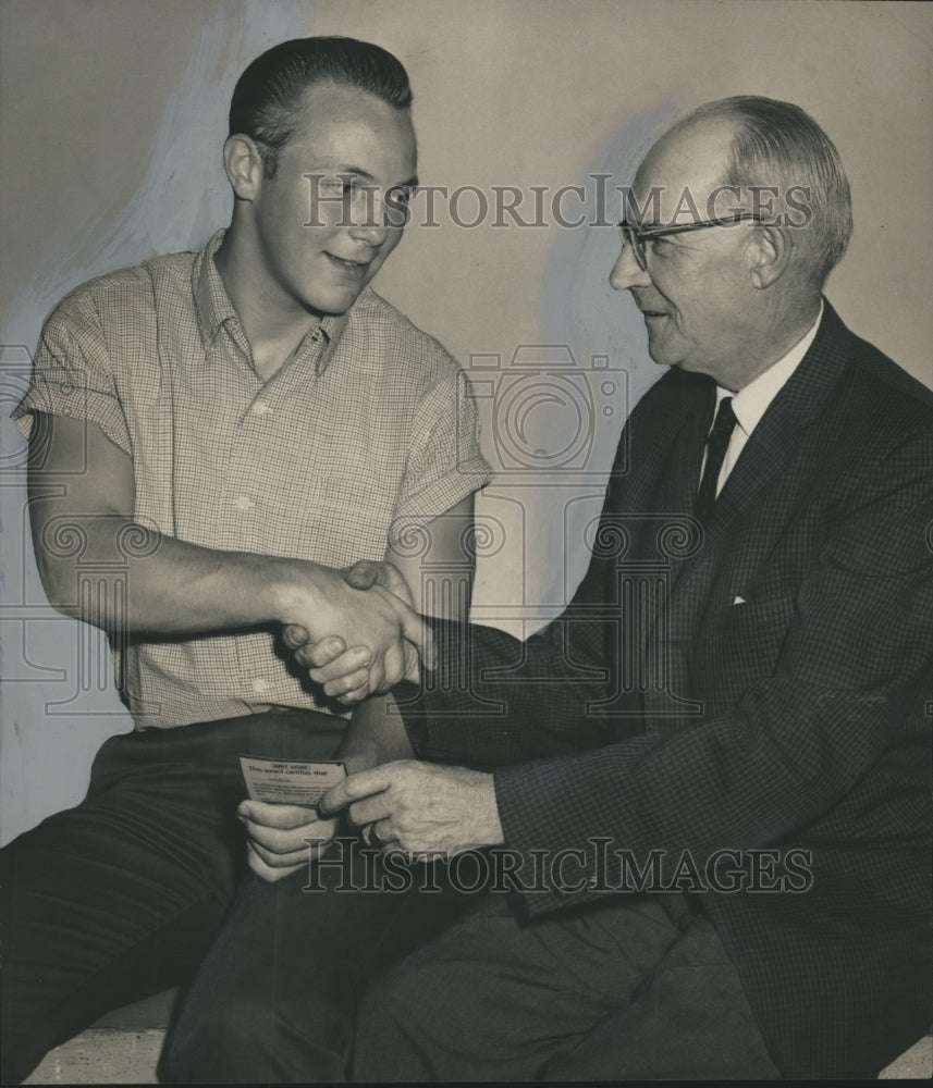 1960 Press Photo News Carrier Ron Ellis honored by David Wood of Birmingham News - Historic Images