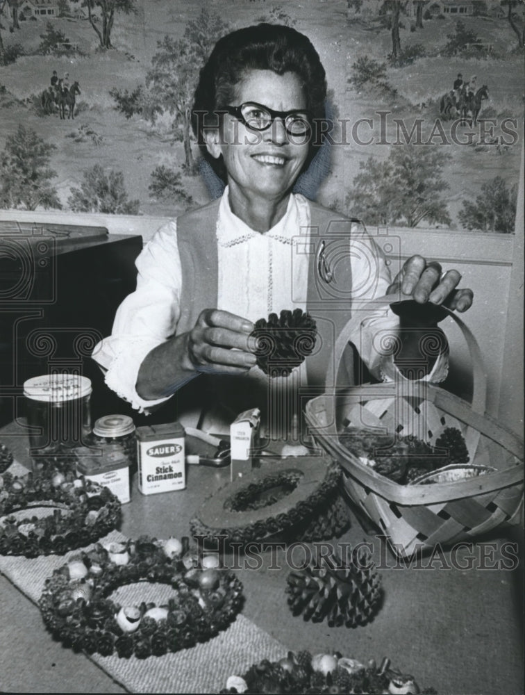 1971 Press Photo Garden Club leader Mrs. Charles Wood with pine cone wreath - Historic Images