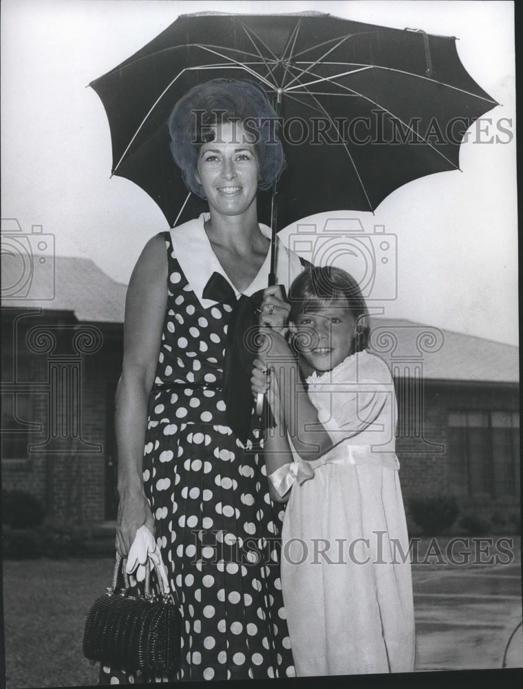 1966 Press Photo Mrs. Cecil Wood and daughter with umbrella - abna26039 - Historic Images
