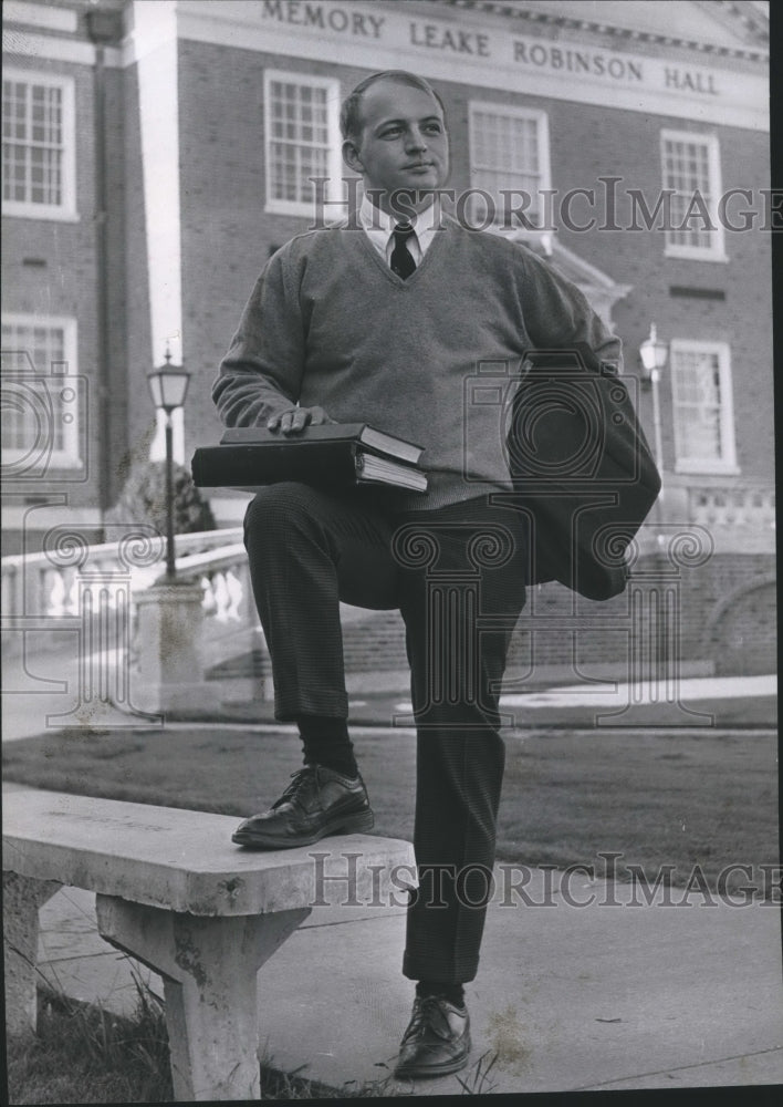 1966 Press Photo Ray Winston in front of Robinson Hall - abna26045 - Historic Images