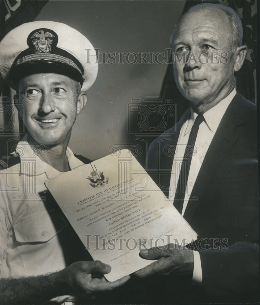 1963 Press Photo Commander Graham Willoughby with certificate of retirement - Historic Images