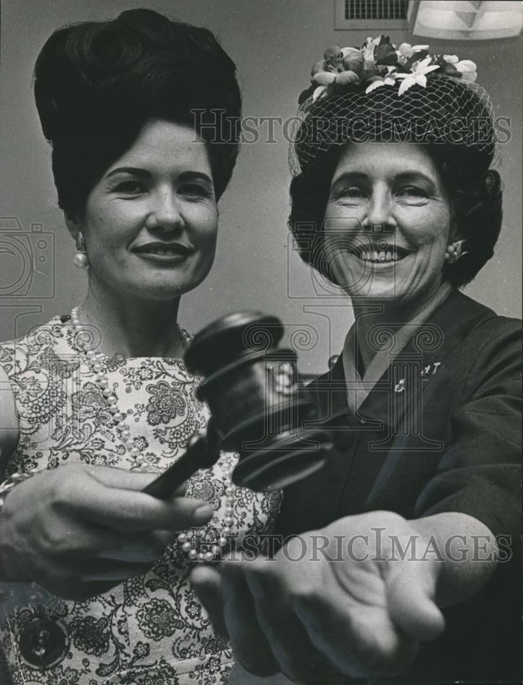 1966 Press Photo Edith Wood and Decima Jones with gavel - abna26068 - Historic Images