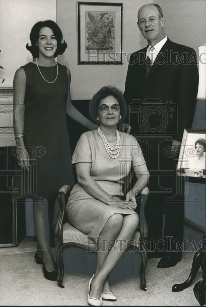 1967 Press Photo Mr. and Mrs. Martin B. Williams and daughter of Birmingham, AL - Historic Images