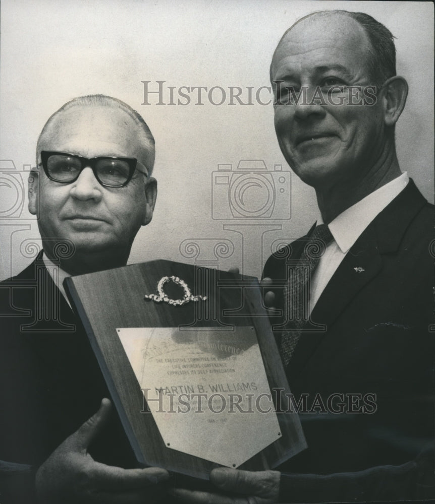 1967 Press Photo Insurance Executive Martin B. Williams Receives Plaque - Historic Images