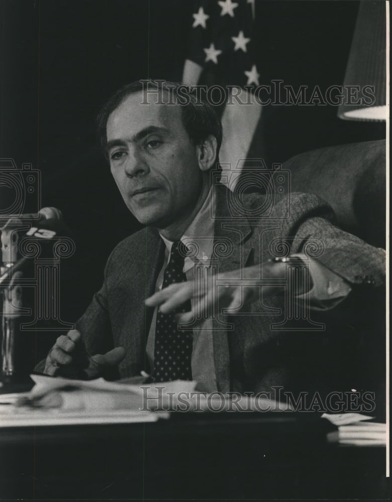 1983 Politician Ben Erdreich speaks to Newsmen - Historic Images