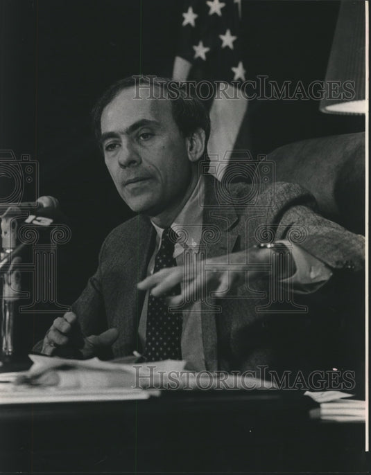1983 Politician Ben Erdreich speaks to Newsmen - Historic Images