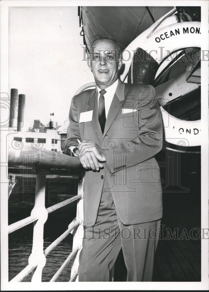 1963 Press Photo Mr. James Cobb of Brownell Travel Bureau in Birmingham, Alabama - Historic Images