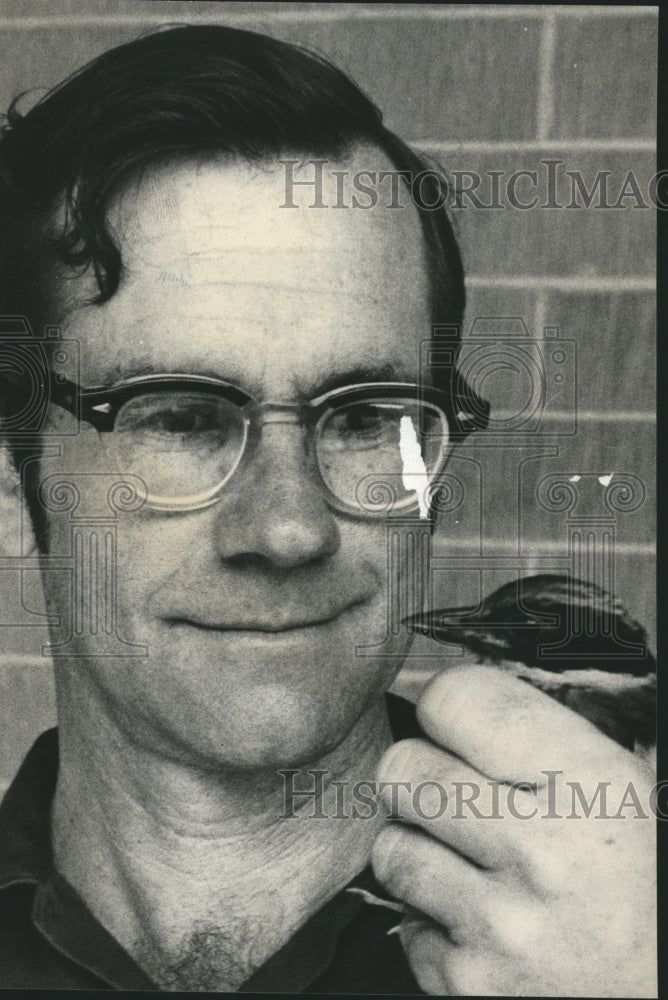 1972 Press Photo Birmingham, Alabama Zoo Director Bob Truett with Asian Bird - Historic Images