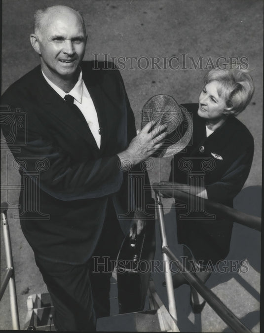 1969 Press Photo Southern Railroad William J. Chandler and Miss Derby near Plane - Historic Images